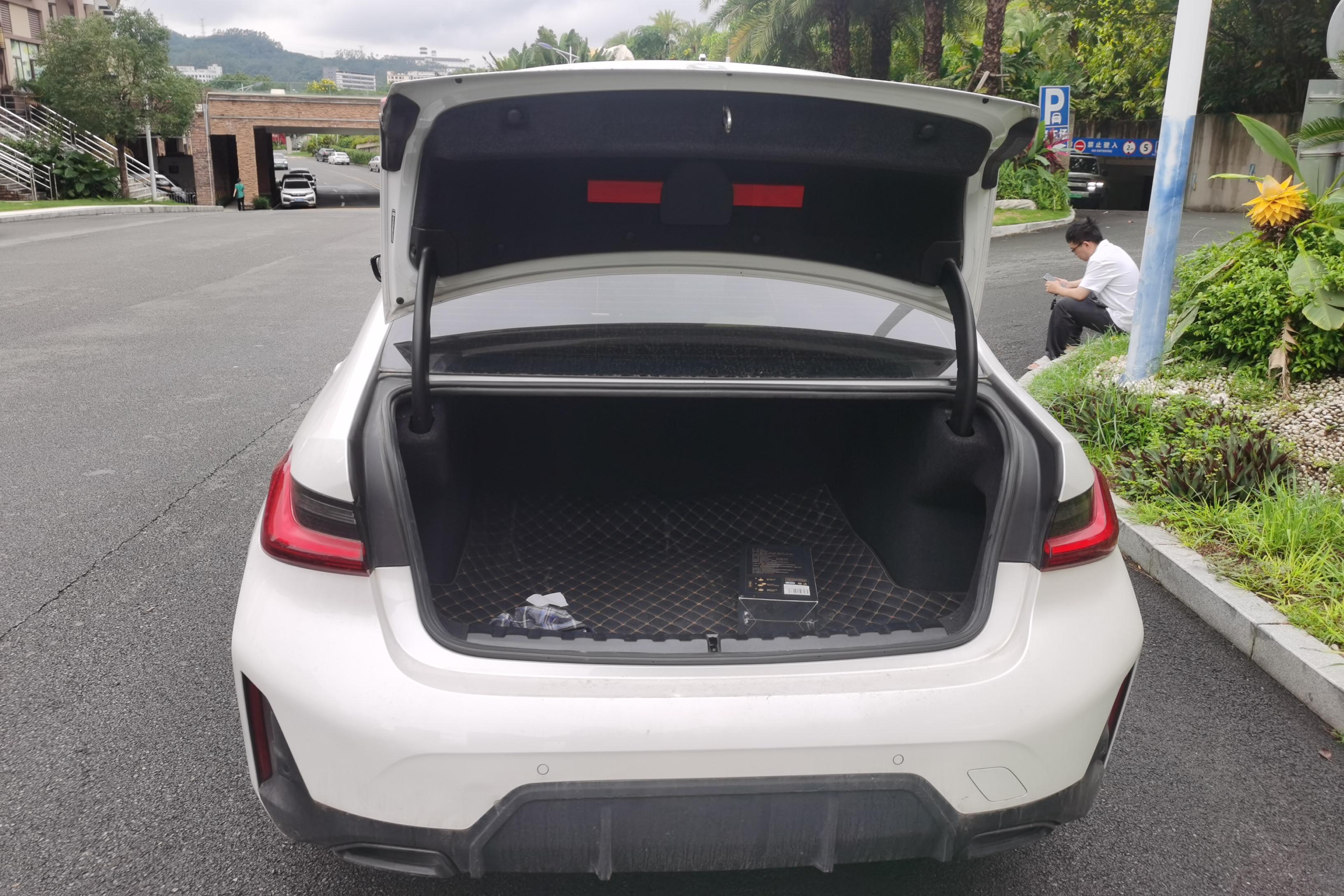宝马3系 325i 2023款 2.0T 自动 后驱 M运动曜夜套装 (国Ⅵ) 