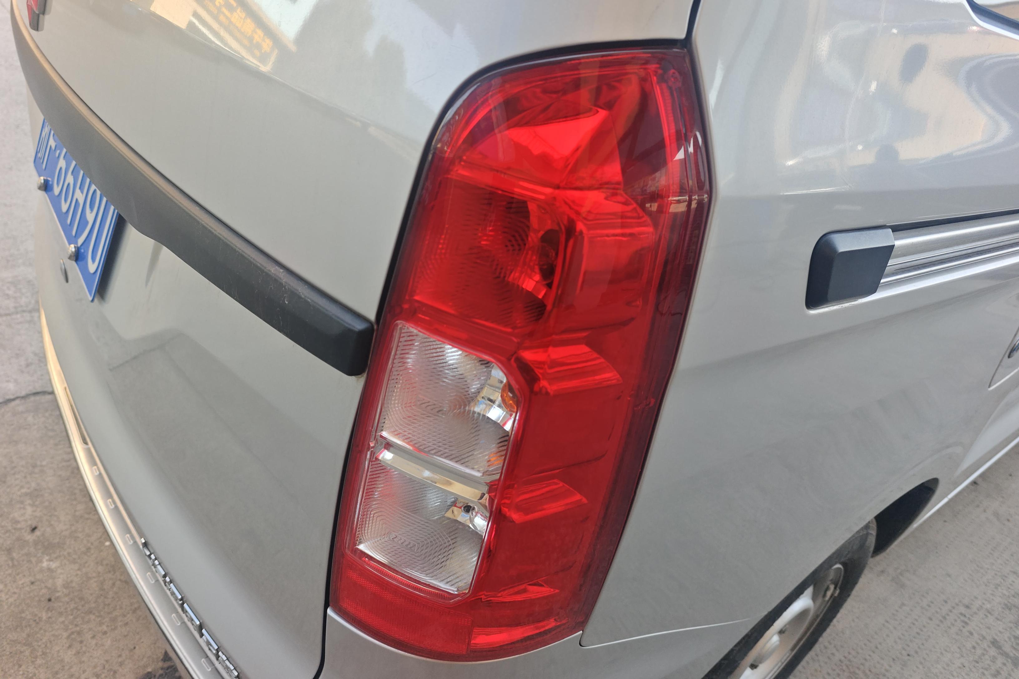五菱宏光 V 2022款 1.5L 手动 后驱 7座 劲取版电动助力 (国Ⅵ) 