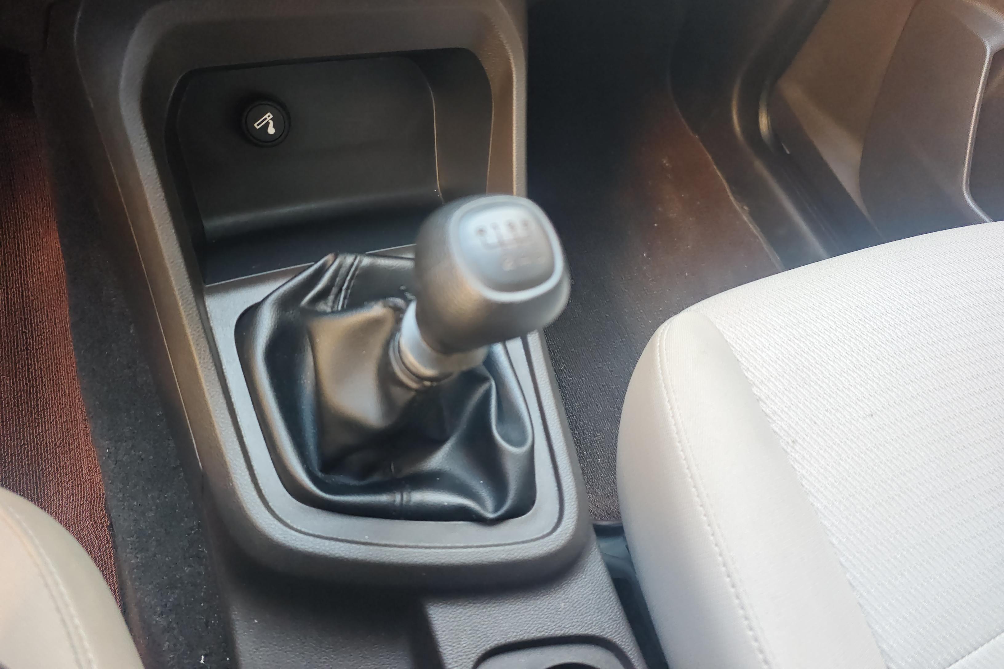 五菱宏光 V 2022款 1.5L 手动 后驱 7座 劲取版电动助力 (国Ⅵ) 
