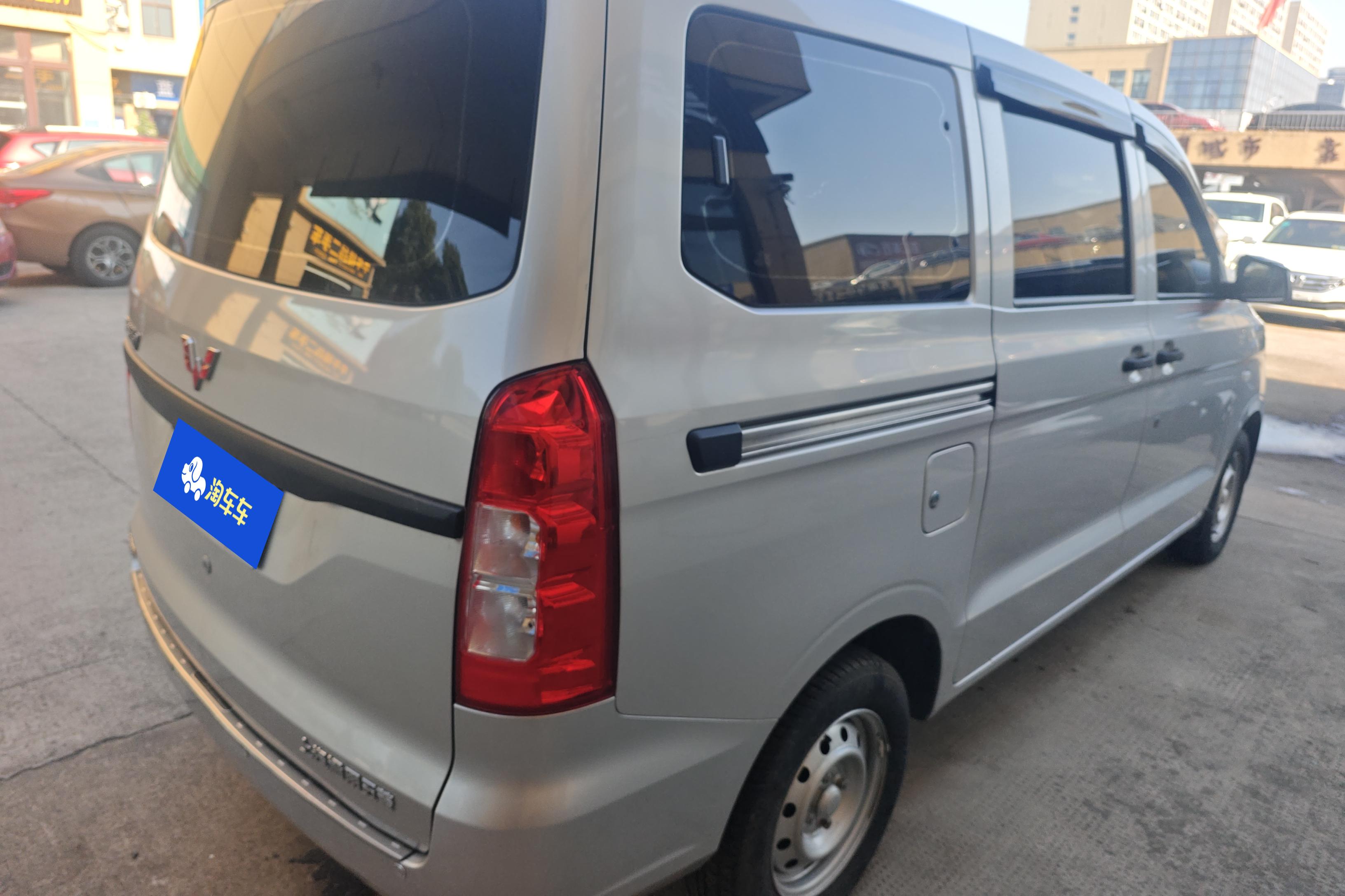 五菱宏光 V 2022款 1.5L 手动 后驱 7座 劲取版电动助力 (国Ⅵ) 