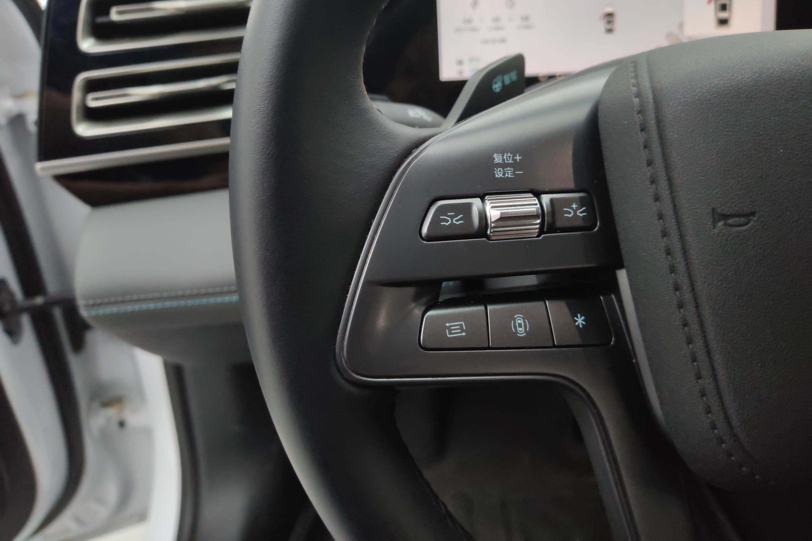 比亚迪秦L 2025款 10.08kWh1.5L 前驱 插电式油电混合 80KM领先型 (国Ⅵ) 