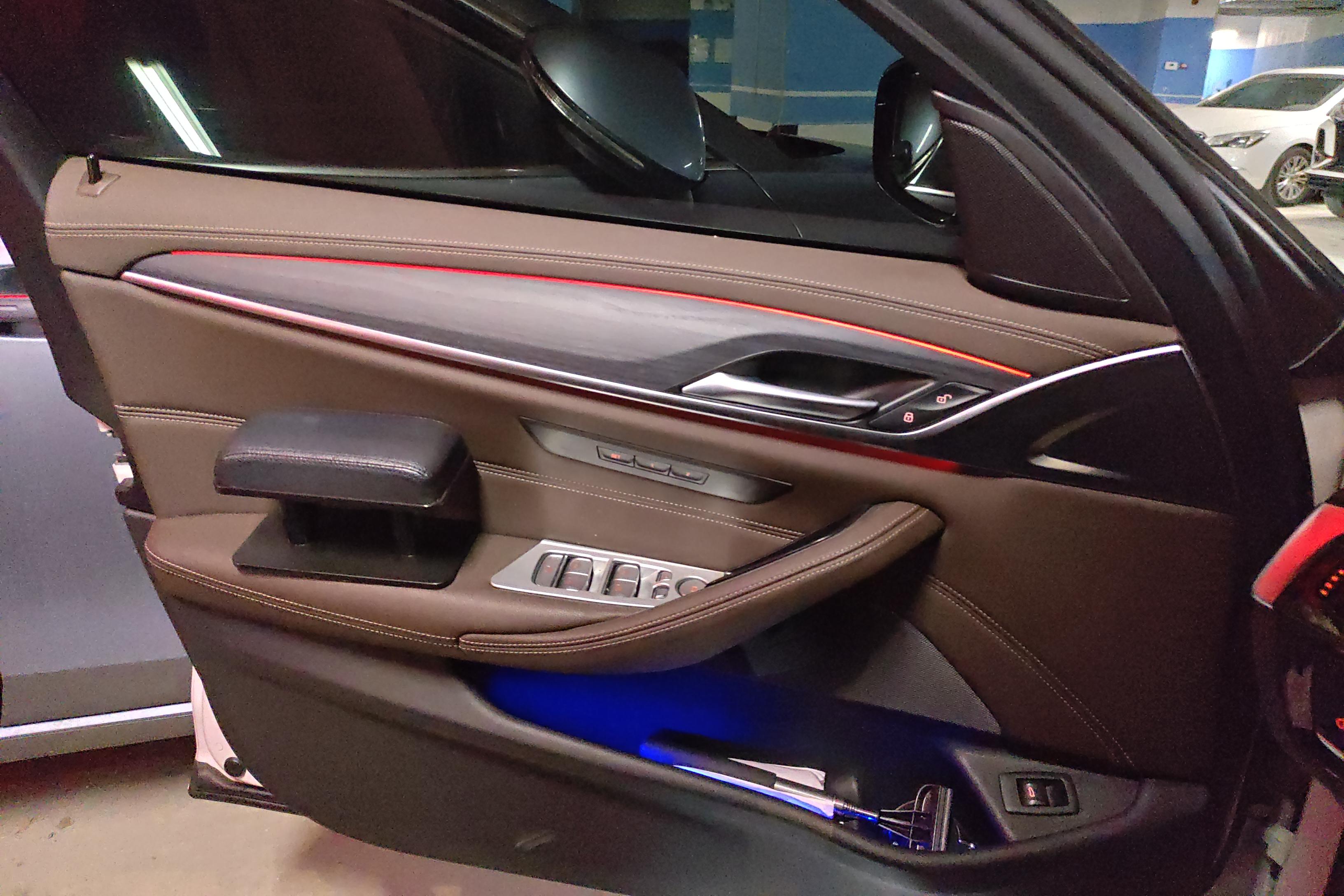 宝马5系 530Li 2021款 2.0T 自动 后驱 改款领先型M运动套装 (国Ⅵ) 