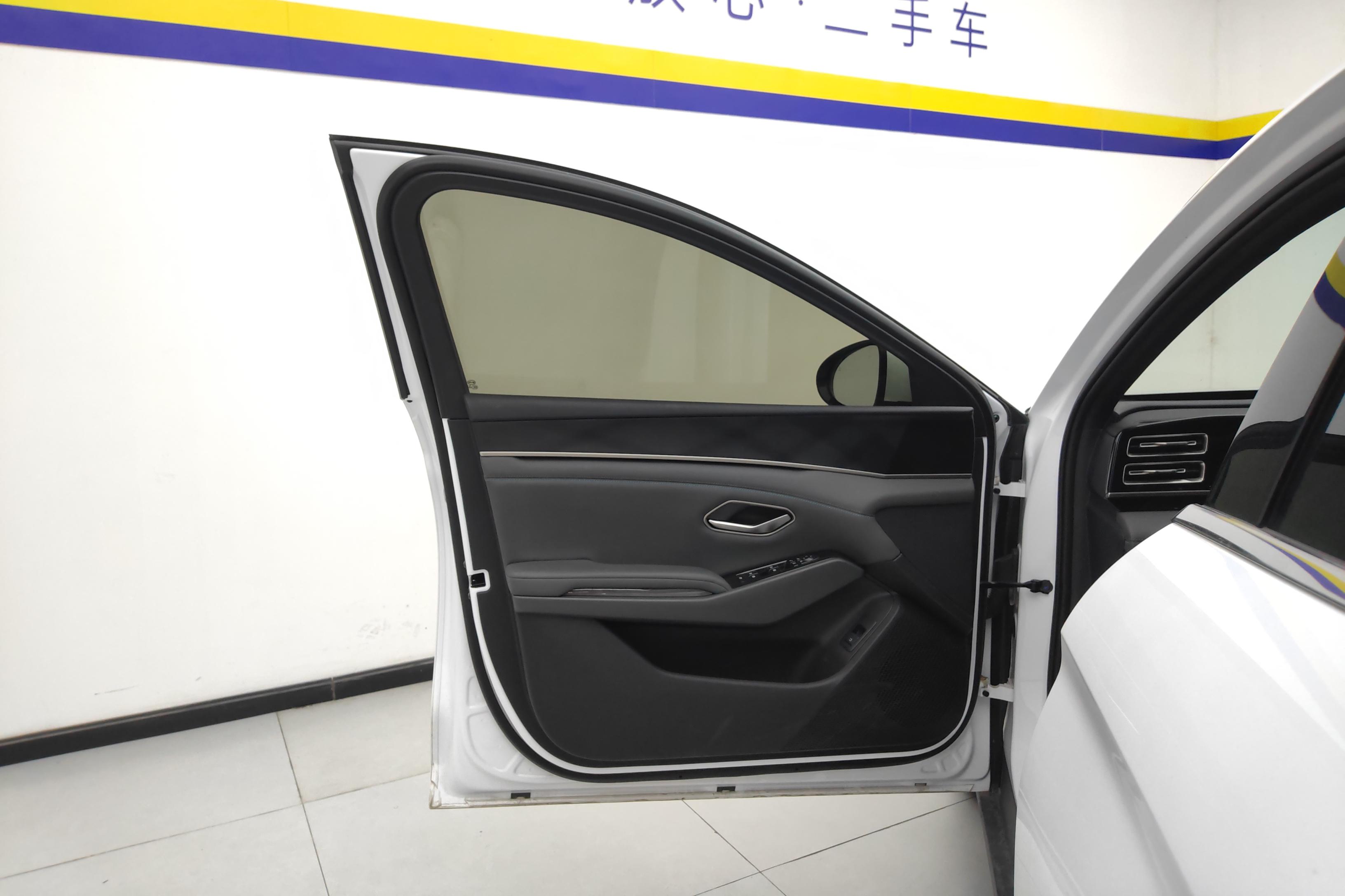 比亚迪秦L 2025款 10.08kWh1.5L 前驱 插电式油电混合 80KM领先型 (国Ⅵ) 