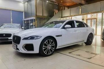 捷豹XFL 2024款 2.0T P250 两驱尊享豪华版